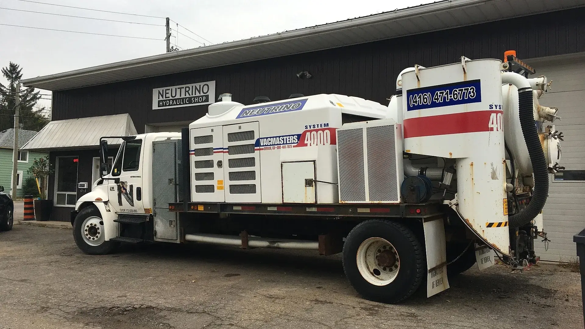 Hydrovac truck suited to constrained downtown utility daylighting work